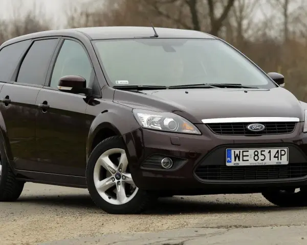 Brązowy Ford Focus MK2 kombi na drodze.