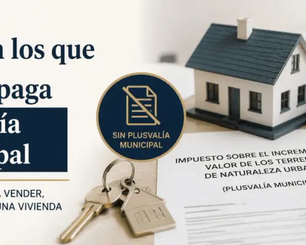 Guía sobre casos en los que NO se paga plusvalía municipal. Incluye casa modelo, martillo de juez, llaves y calculadora.