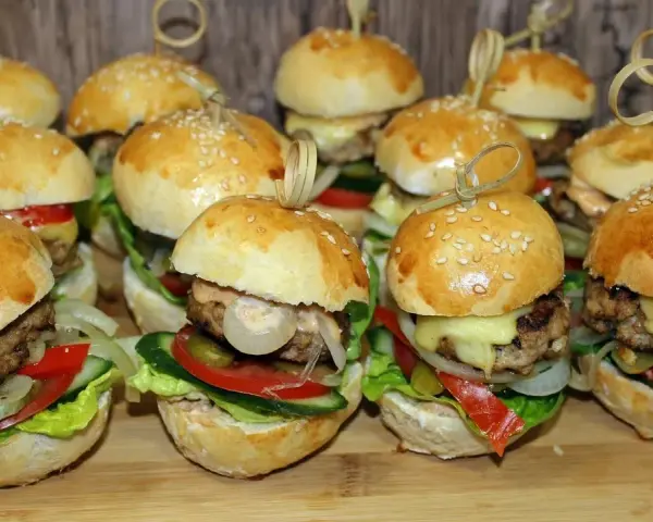 Mini hamburgery: przepis na idealne slidery, które zachwycą gości