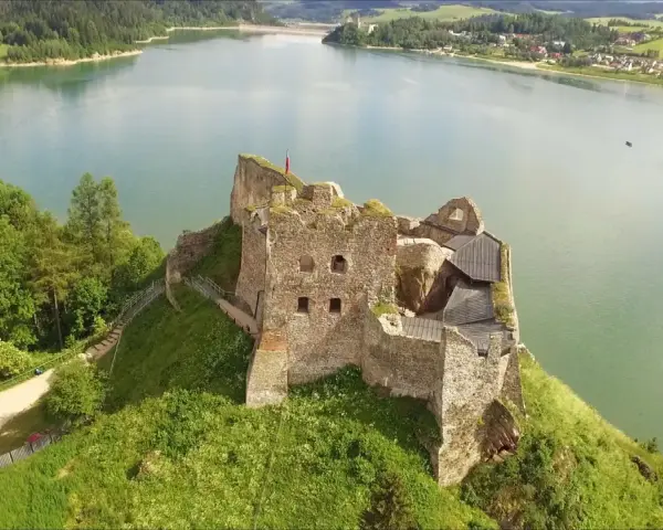 Ruiny zamku na wzgórzu nad jeziorem, wspaniałe tatry słowackie atrakcje.