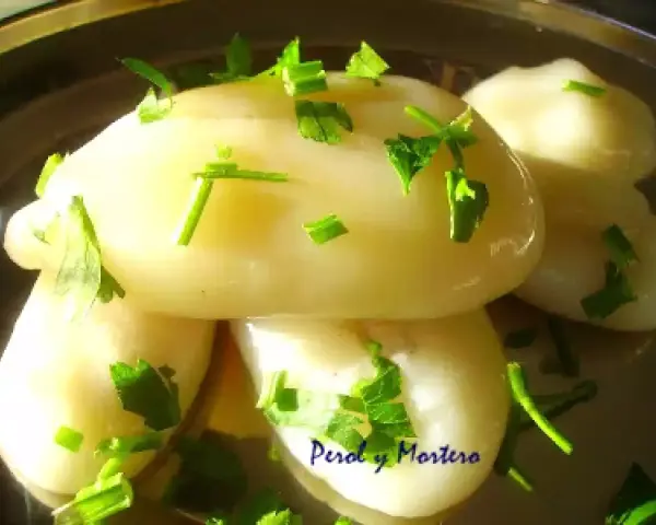 Deliciosos huevos de choco cocidos, servidos en un plato y adornados con perejil fresco picado.