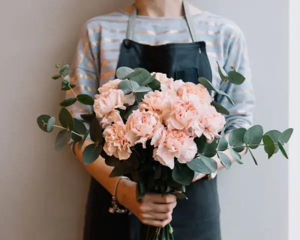 En bukett med ljusrosa nejlikor och eukalyptus. Perfekt för dig som vill odla nejlika snittblomma för att skapa egna blomsterarrangemang.