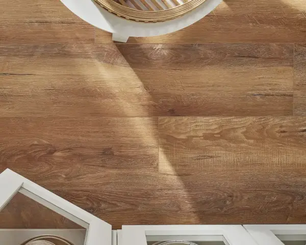 Drewnopodobne panele laminowane czy winylowe na podłodze, z białymi meblami i fragmentem stolika.
