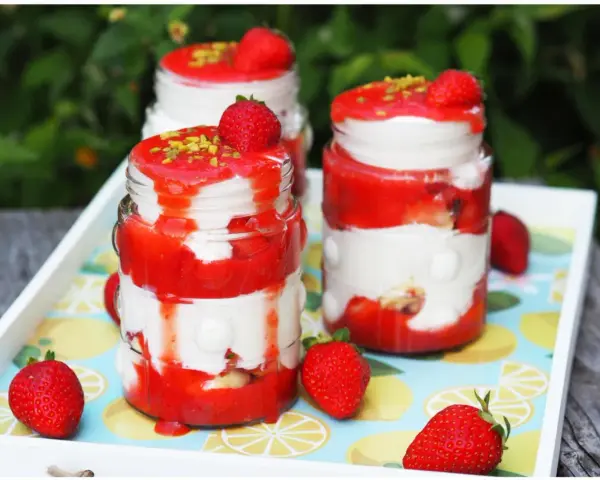 Erdbeer Tiramisu im Glas, geschichtet mit cremiger Mascarpone und frischen Erdbeeren, garniert mit Pistazien. Ein sommerlicher Genuss!