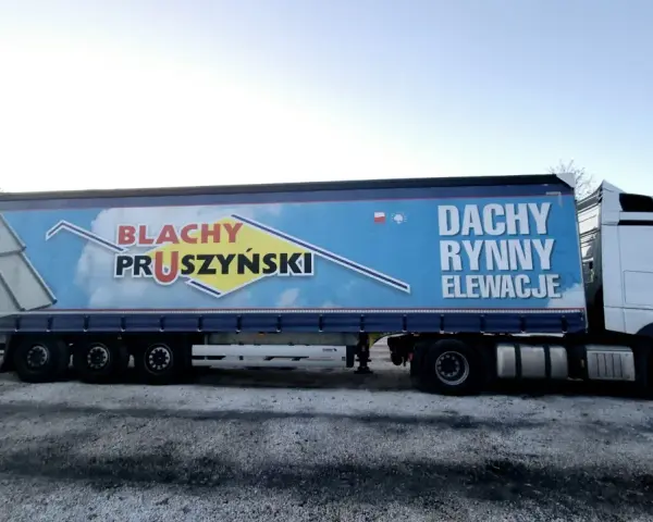 Dłużyca transportowa z naczepą marki Pruszyński, gotowa do przewozu blach dachowych i materiałów elewacyjnych.