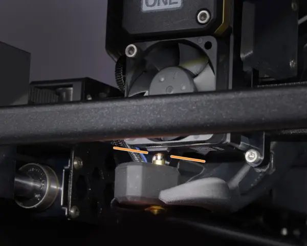 Dysza drukarki 3D Ender 3 V2, gotowa do druku po aktualizacji firmware.
