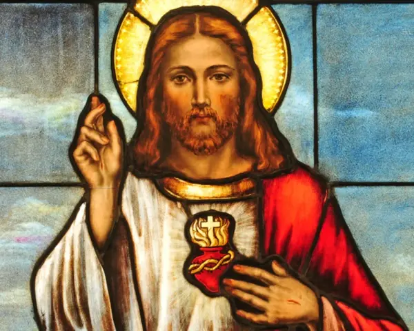 Witraż przedstawiający Jezusa z gorejącym Sercem, symbol głębokiej religii i miłości.