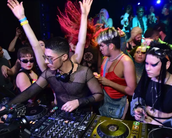 DJ w sieci, tłum szaleje. To jest boiler room co to za energia!