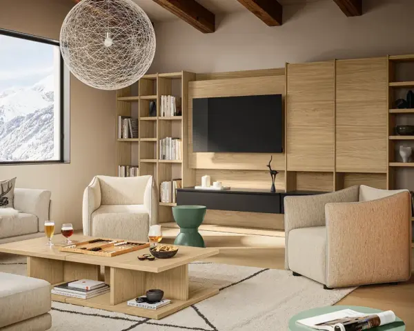 Accogliente soggiorno in stile scandinavo casa, con divano, poltrone, tavolino da caffè in legno e vista su montagne innevate.