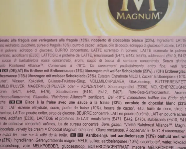 Magnum Erdbeer-Eis mit weißer Schokolade (23%). Die Zutatenliste für dieses leckere Eis ist lang und vielfältig.