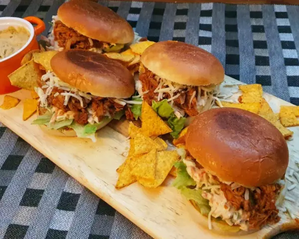 Fyra saftiga pulled pork-sliders med krispiga nachochips och en skål dipp. Perfekt för en mysig kväll med vin till pulled pork.