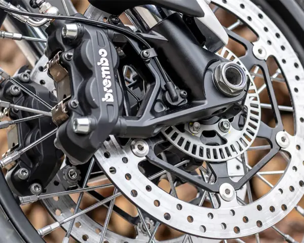 Dettaglio pinza Brembo e disco freno, pronto per cambiare pastiglie freni moto.