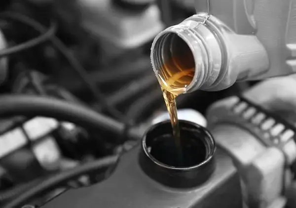 Quelle huile moteur pour ma voiture ? Le guide expert pour ne pas se tromper.