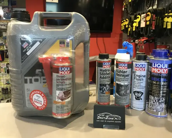 Duży kanister oleju Liqui Moly TOP TEC 4100 5W-40 z dodatkiem do filtra DPF. Obok różne preparaty, m.in. do czyszczenia układu paliwowego i chłodnicy.