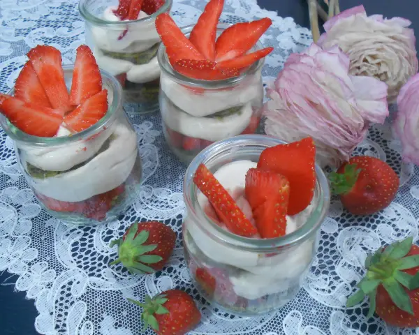 Délicieux tiramisu fraise en verrines, garni de fruits frais et de crème onctueuse. Une recette parfaite pour le dessert.