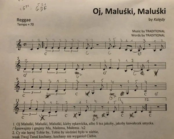 Muzyka "Oj, Maluśki, Maluśki" w rytmie reggae, jakby z dawnych lat w Ameryce. Tempo 70.