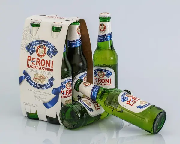 Butelki piwa Peroni Nastro Azzurro. Zastanawiasz się, czy można mieć alkohol w bagażu rejestrowanym?