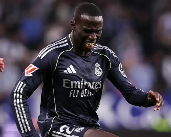 Ferland Mendy, jugador del Real Madrid, con gesto de esfuerzo en un partido.