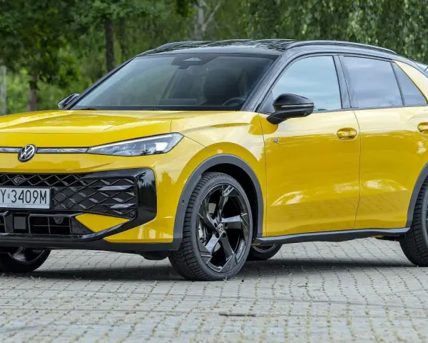 Żółty Volkswagen T-Roc z czarnym dachem i felgami. Sprawdź aktualną volkswagen t-roc cena i oferty.