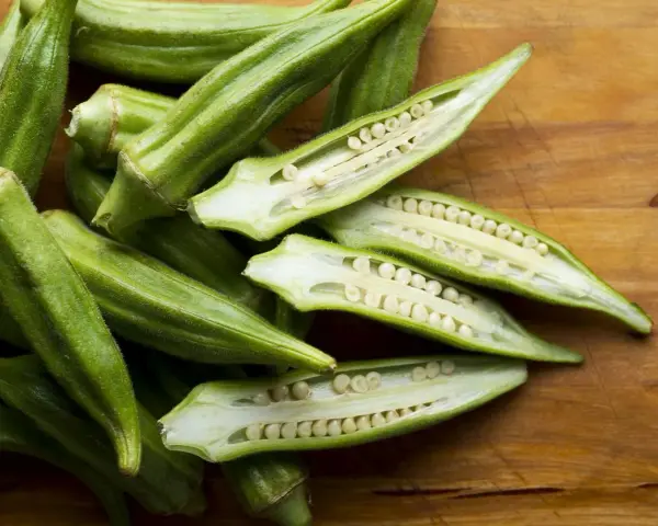 Zielona okra, przekrojona na pół, ukazuje swoje nasiona. To warzywo, które warto poznać!