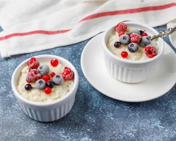 Co to jest pudding? Poznaj różnice i smaki tego deseru
