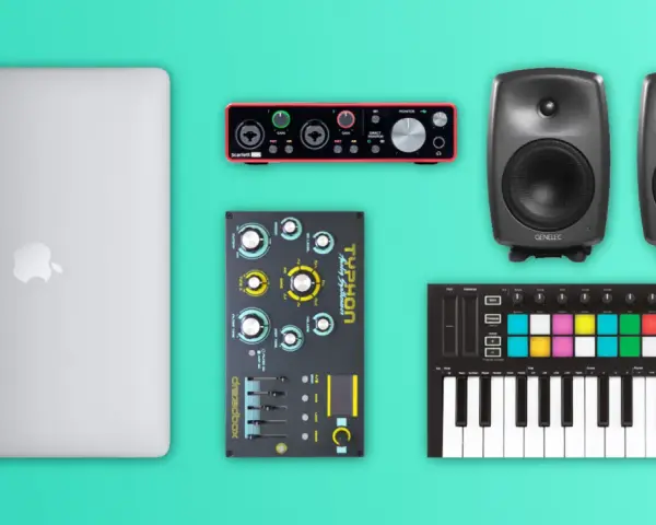 So kannst du Techno Musik machen: Laptop, Audio-Interface, Synthesizer, MIDI-Controller und Monitore.