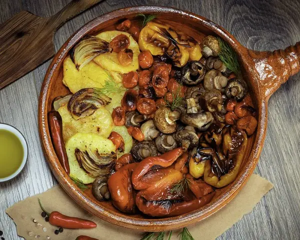 Deliciosas recetas con champiñones, patatas, pimientos y tomates asados en cazuela de barro.