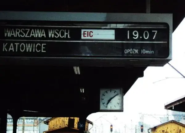 Jak sprawdzić z którego peronu odjeżdża pociąg, aby nie spóźnić się na podróż