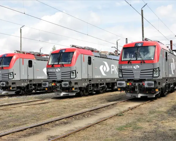 Trzy nowoczesne lokomotywy PKP Cargo stojące na torach kolejowych.