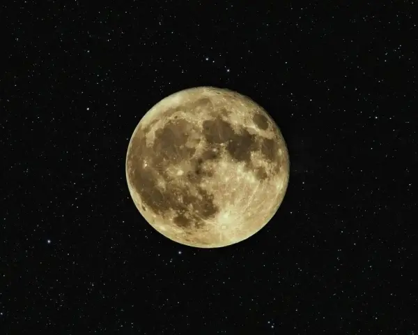 Luna llena, como si se pudiera cargar piedras lunares bajo su luz. El cielo estrellado la rodea.