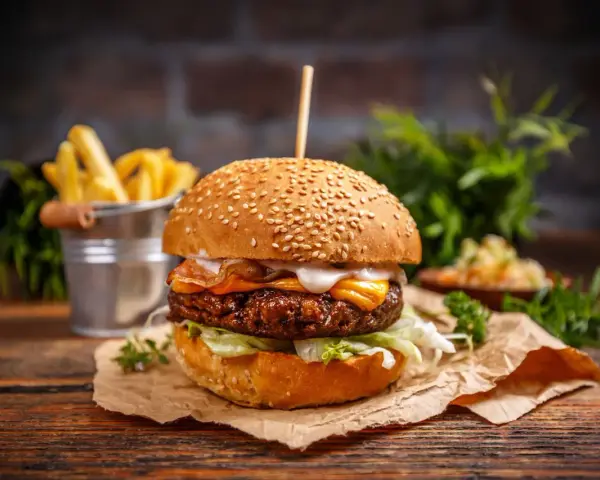 Co w burgerze? Pełny przewodnik po składnikach i smakach!