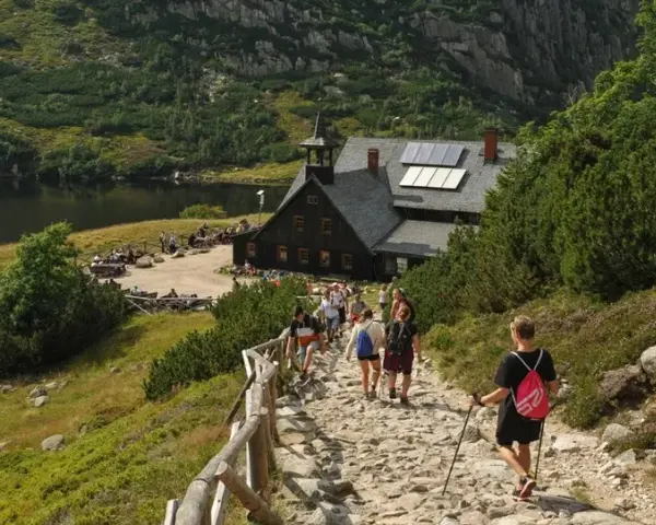 Ile kosztuje nocleg w schronisku? Ceny, zniżki i porady na sezon