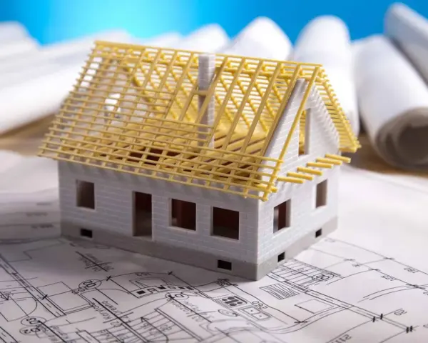 Model domu na planach architektonicznych. Zastanawiasz się, ile kosztuje adaptacja projektu?