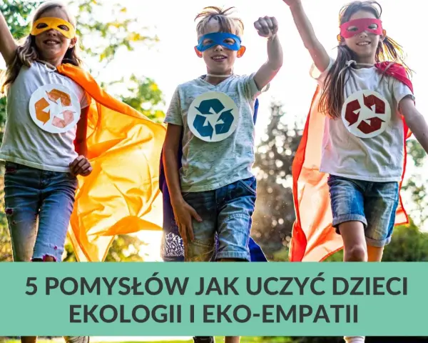 Trójka dzieci w pelerynach i maskach superbohaterów, z symbolami recyklingu na koszulkach, biegnie przez trawnik. Uczą się ekologii!