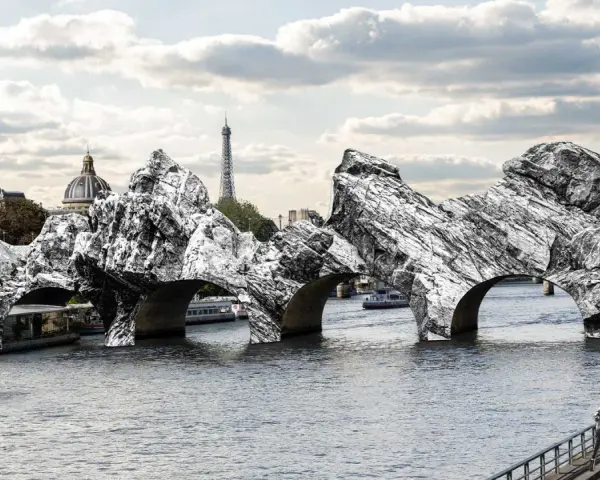 Pont de pierre transformé en rochers monumentaux, une vision audacieuse de Christo et Jeanne-Claude sur la Seine, avec la Tour Eiffel en arrière-plan.