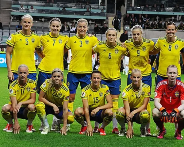 Sveriges damlandslag i fotboll, med lagkaptenen i spetsen, redo för match.