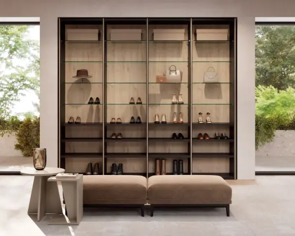 Armario moderno con estantes de cristal y madera, exhibiendo zapatos, bolsos y sombreros. Ideal para un cambio de armario organizado y elegante.