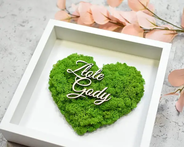 Serce z mchu ozdobione napisem "Złote Gody", symbolizujące wiele lat wspólnego życia.