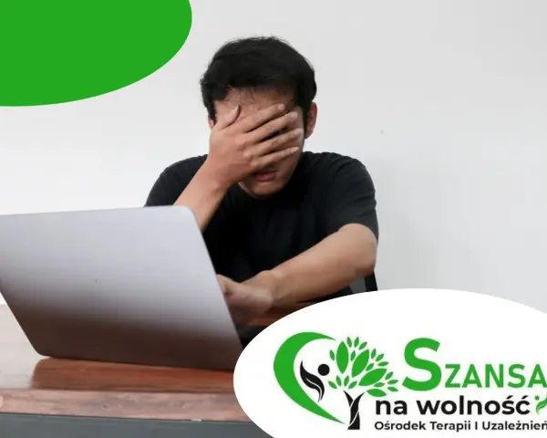 Mężczyzna z ręką na twarzy przed laptopem. Szansa na wolność - ośrodek terapii uzależnień, oferuje leczenie uzależnienia od pornografii.