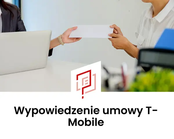 Dwie osoby przekazują sobie białą kopertę przy biurku z laptopem.
