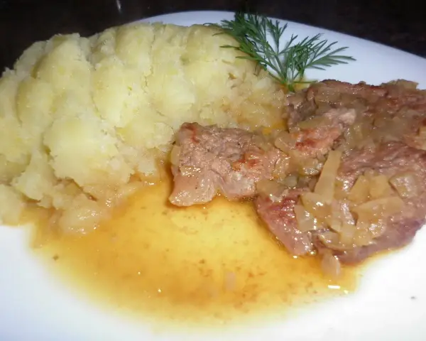 Pyszna cielęcina w sosie własnym, którą przygotowała Ania. Podana z purée ziemniaczanym i gałązką koperku.