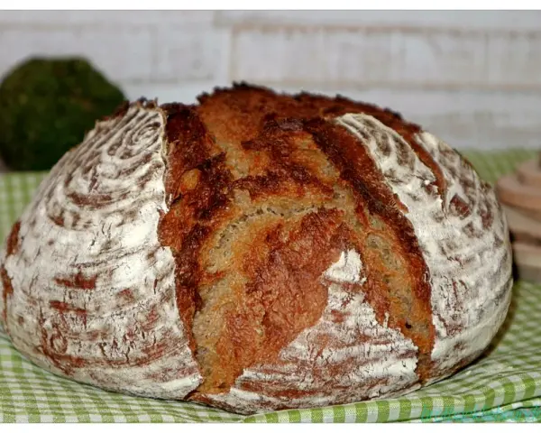 Ein rustikales Brot mit knuspriger Kruste, das mit viel Liebe und lievito madre gebacken wurde.