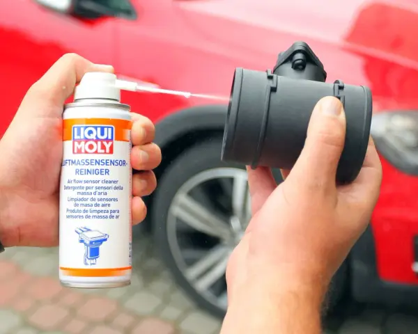 Czyszczenie przepływomierza: puszka preparatu Liqui Moly i czarny element przepływomierza.