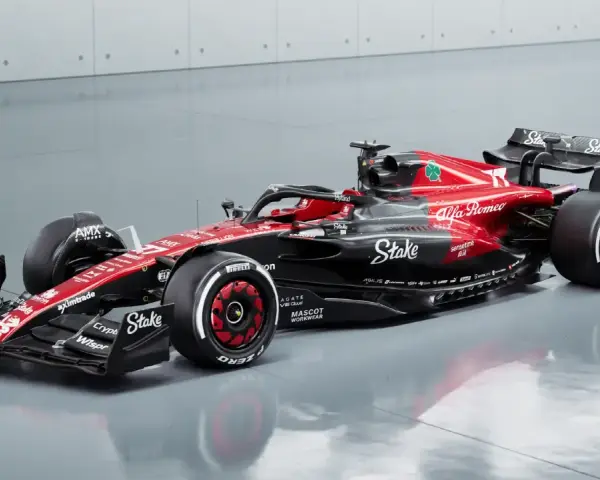 El coche de **Alfa Romeo F1** en rojo y negro, listo para la carrera.