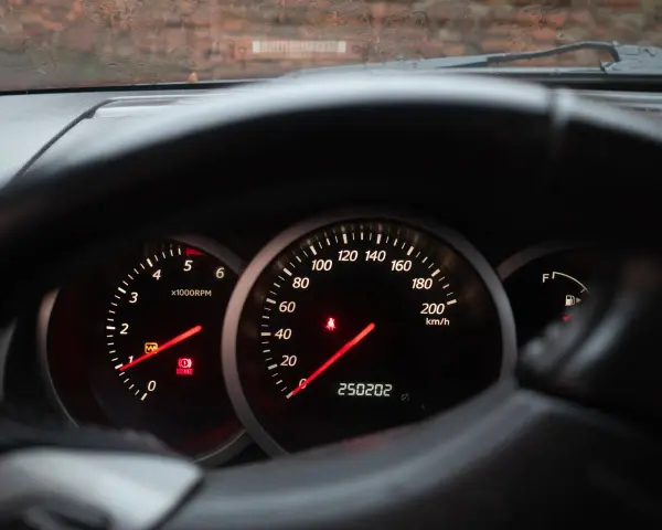 Cruscotto auto con tachimetro a 200 km/h e contachilometri a 250.202 km. Chissà quanti km puo fare un auto con questa percorrenza!