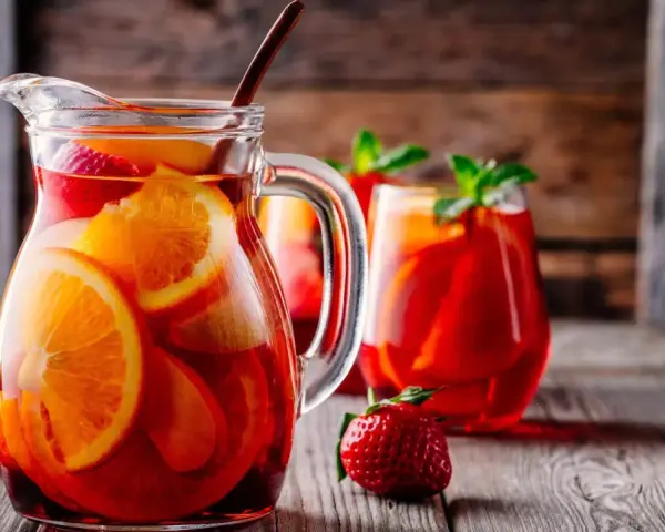 En karaff fylld med fruktig sangria, perfekt för en sommardag. Här är ett enkelt sangria recept.