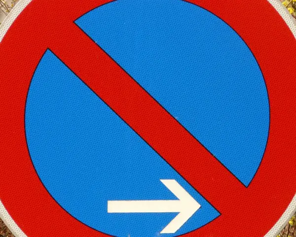 Kto stawia znaki drogowe na osiedlu? Poznaj odpowiedzialnych za to