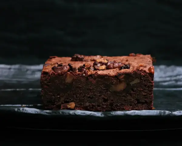 En saftig chokladbrownie med valnötter, perfekt för ett enkelt brownie recept.