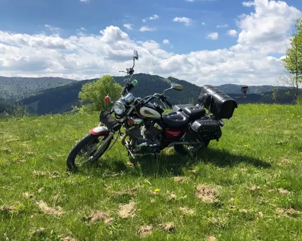 Motocykl na tle malowniczych wzgórz Małopolski. Idealne miejsce na odkrywanie tras motocyklowych.