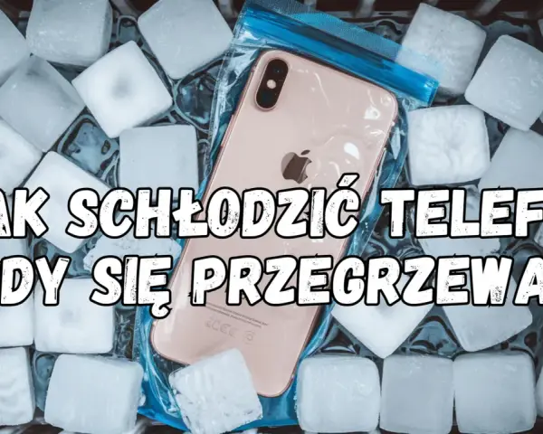 Jak schłodzić telefon, gdy się przegrzewa? iPhone w woreczku, otoczony kostkami lodu.